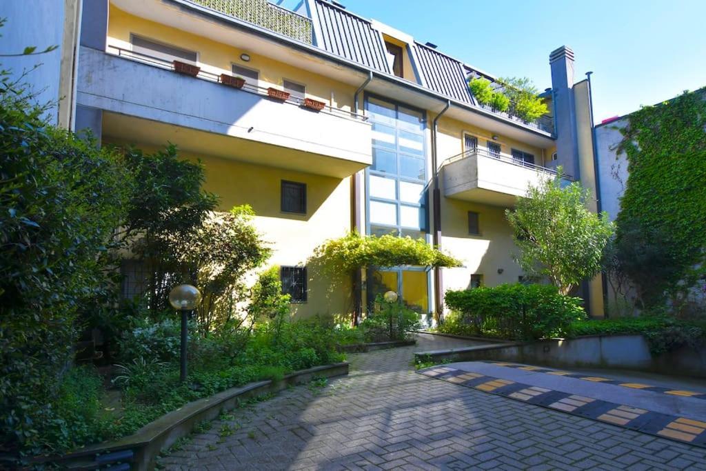 Bocconi Fond Prada Ieo Spettacolare Attico Con Terrazzo Apartment Milan Exterior photo